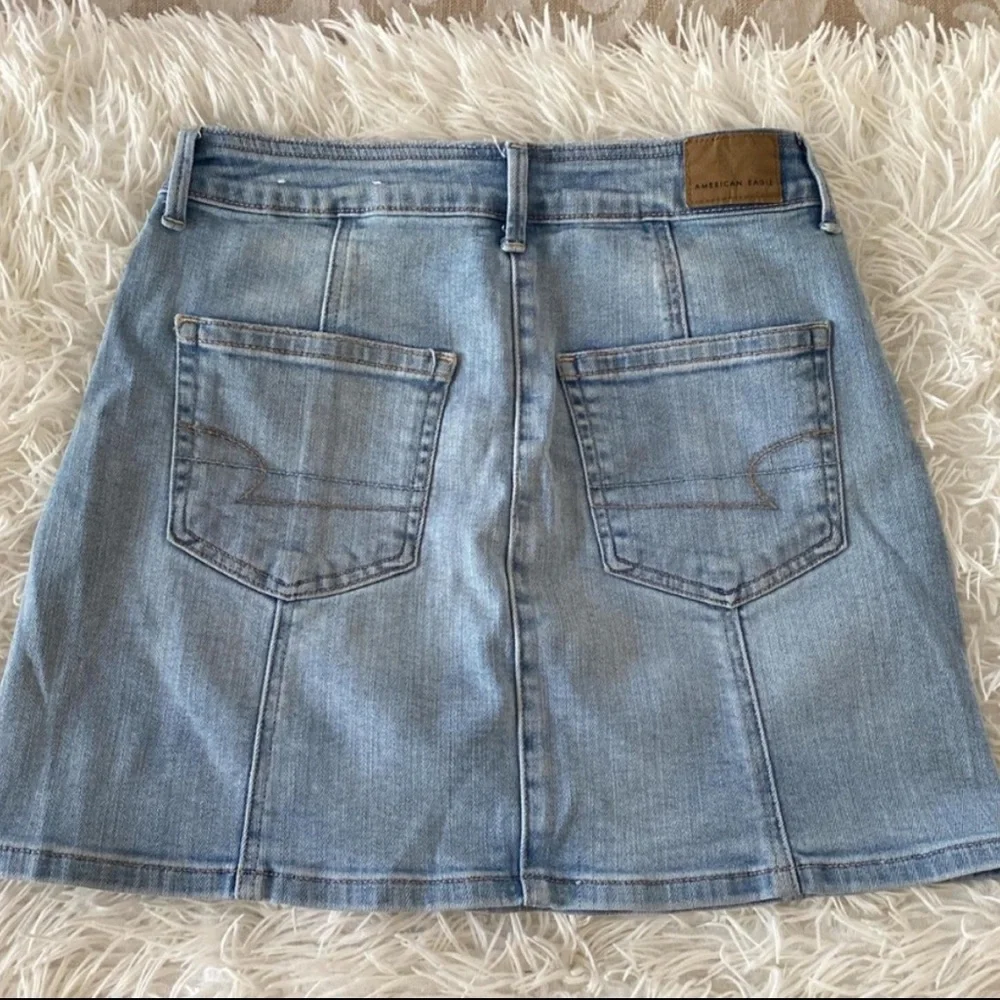 American Eagle Light Wash Button Front Denim Mini Skirt Size 4 - Picture 4 of 6
